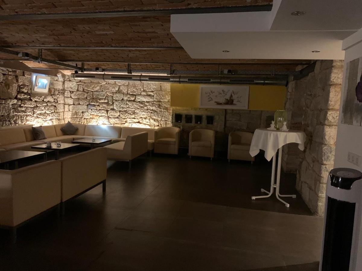 Business - Boardinghouse Hotel
